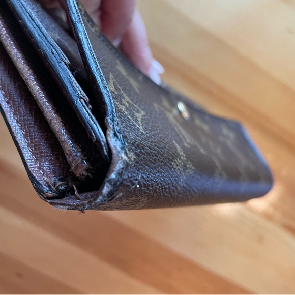 Louis Vuitton Monogram Sarah Wallet - Picture 12 of 15